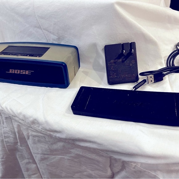 Bose SoundLink Mini & Accessories - Picture 2 of 5